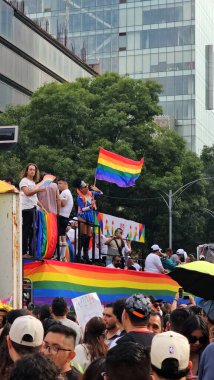 Mexico City, Mexico - 29 Haziran 2024: CDMX 'teki LGBT + gurur yürüyüşü, cinsel ve cinsiyet çeşitliliğini, lezbiyen, eşcinsel, biseksüel, transseksüel eşcinsellerin eşit hakları için yapılan bir gösteridir.