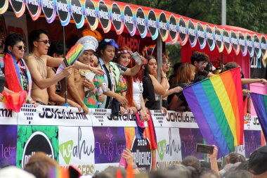 Mexico City, Mexico - 29 Haziran 2024: Onur Yürüyüşü, CDMX caddelerinde LGBTİ topluluğunun, lezbiyen, eşcinsel, biseksüel, trans ve interseksüel üyelerinin bir festival gösterisidir.