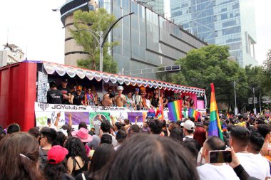 Mexico City, Mexico - 29 Haziran 2024: CDMX 'teki LGBT + gurur yürüyüşü, cinsel ve cinsiyet çeşitliliğini, lezbiyen, eşcinsel, biseksüel, transseksüel eşcinsellerin eşit hakları için yapılan bir gösteridir.