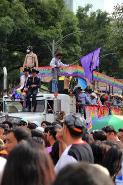 Mexico City, Mexico - 29 Haziran 2024: CDMX 'teki LGBT + gurur yürüyüşü, cinsel ve cinsiyet çeşitliliğini, lezbiyen, eşcinsel, biseksüel, transseksüel eşcinsellerin eşit hakları için yapılan bir gösteridir.