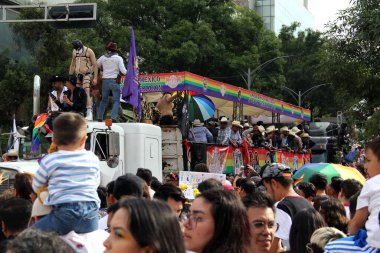 Mexico City, Mexico - 29 Haziran 2024: Onur Yürüyüşü, CDMX caddelerinde LGBTİ topluluğunun, lezbiyen, eşcinsel, biseksüel, trans ve interseksüel üyelerinin bir festival gösterisidir.