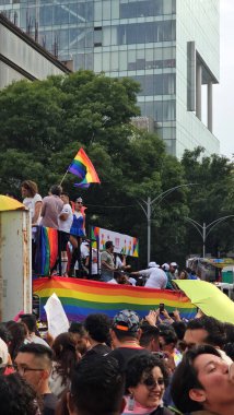Mexico City, Mexico - 29 Haziran 2024: Onur Yürüyüşü, CDMX caddelerinde LGBTİ topluluğunun, lezbiyen, eşcinsel, biseksüel, trans ve interseksüel üyelerinin bir festival gösterisidir.