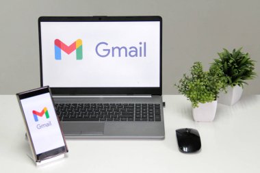 Mexico City, Mexico - 22 Şubat 2025: Gmail on the app and web Google tarafından ücretsiz olarak sunulan bir e-posta servisidir. E- postaları göndermenize, almanıza ve organize etmenize izin verir ve ayrıca bulut depolama sunar