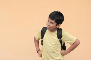 10 yaşındaki Latin çocuk, heyecanlı ve mutlu. Sırt çantasını kitaplarla doldurup okula geri dönüyor.