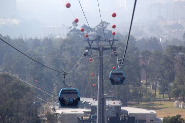 Mexico City, Mexico - 8 Ocak 2025 Cablebus Line 3, Chapultepec Park 'ı Santa Fe' ye bağlayan ve başkentteki hareketliliği artıran bir teleferik.