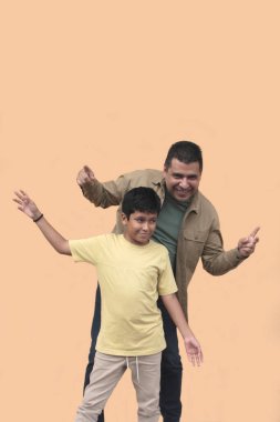 Bekar baba, 10 yaşındaki esmer tenli Latin oğluyla oynamayı ve Babalar Günü 'nü birlikte geçirmeyi seviyor.