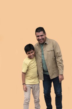 Bekar baba, 10 yaşındaki esmer tenli Latin oğluyla oynamayı ve Babalar Günü 'nü birlikte geçirmeyi seviyor.