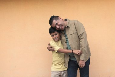 Bekar baba, 10 yaşındaki esmer tenli Latin oğluyla oynamayı ve Babalar Günü 'nü birlikte geçirmeyi seviyor.