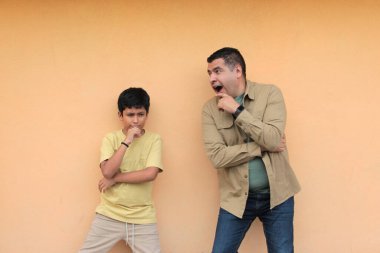 Bekar baba, 10 yaşındaki esmer tenli Latin oğluyla oynamayı ve Babalar Günü 'nü birlikte geçirmeyi seviyor.