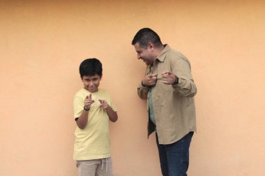 Bekar baba, 10 yaşındaki esmer tenli Latin oğluyla oynamayı ve Babalar Günü 'nü birlikte geçirmeyi seviyor.