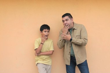 Bekar baba, 10 yaşındaki esmer tenli Latin oğluyla oynamayı ve Babalar Günü 'nü birlikte geçirmeyi seviyor.