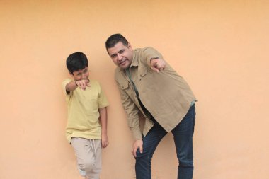 Bekar baba, 10 yaşındaki esmer tenli Latin oğluyla oynamayı ve Babalar Günü 'nü birlikte geçirmeyi seviyor.