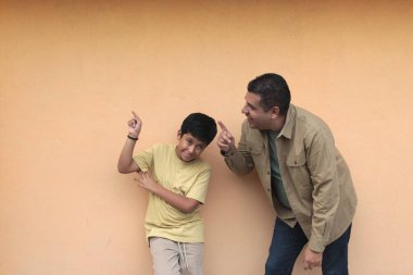 Bekar baba, 10 yaşındaki esmer tenli Latin oğluyla oynamayı ve Babalar Günü 'nü birlikte geçirmeyi seviyor.