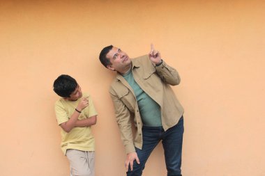 Bekar baba, 10 yaşındaki esmer tenli Latin oğluyla oynamayı ve Babalar Günü 'nü birlikte geçirmeyi seviyor.