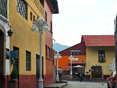 Mineral del Chico, Hidalgo, Meksika - 21 Nisan 2025: Mineral del Chico şehir merkezinde madencilik geçmişi ve dağlık çevresi olan büyülü bir kasaba.