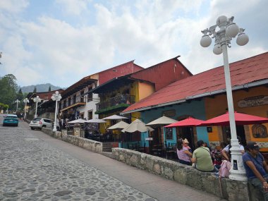 Mineral del Chico, Hidalgo, Meksika - 21 Nisan 2025: Mineral del Chico şehir merkezinde madencilik geçmişi ve dağlık çevresi olan büyülü bir kasaba.