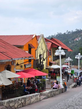 Mineral del Chico, Hidalgo, Meksika - 21 Nisan 2025: Mineral del Chico şehir merkezinde madencilik geçmişi ve dağlık çevresi olan büyülü bir kasaba.