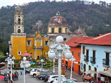 Mineral del Chico, Hidalgo, Meksika - 21 Nisan 2025: Mineral del Chico şehir merkezinde madencilik geçmişi ve dağlık çevresi olan büyülü bir kasaba.