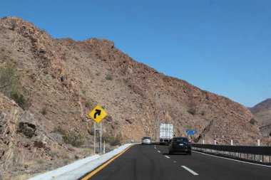 Tecate, Baja California, Meksika - 18 Mart 2025: Tecate 'den Meksiko' ya tehlikeli ve gürültülü otoyol boyunca seyahat edenler, Baja California, Meksika