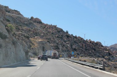 Tecate, Baja California, Meksika - 18 Mart 2025: Tecate 'den Meksiko' ya tehlikeli ve gürültülü otoyol boyunca seyahat edenler, Baja California, Meksika