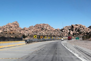 Tecate, Baja California, Meksika - 18 Mart 2025: Tecate 'den Meksiko' ya tehlikeli ve gürültülü otoyol boyunca seyahat edenler, Baja California, Meksika