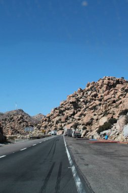 Tecate, Baja California, Meksika - 18 Mart 2025: Tecate 'den Meksiko' ya tehlikeli ve gürültülü otoyol boyunca seyahat edenler, Baja California, Meksika