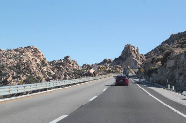 Tecate, Baja California, Meksika - 18 Mart 2025: Tecate 'den Meksiko' ya tehlikeli ve gürültülü otoyol boyunca seyahat edenler, Baja California, Meksika