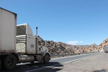 Tecate, Baja California, Meksika - 18 Mart 2025: Tecate 'den Meksiko' ya tehlikeli ve gürültülü otoyol boyunca seyahat edenler, Baja California, Meksika