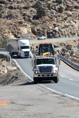 Tecate, Baja California, Meksika - 18 Mart 2025: Tecate 'den Meksiko' ya tehlikeli ve gürültülü otoyol boyunca seyahat edenler, Baja California, Meksika