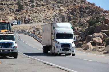 Tecate, Baja California, Meksika - 18 Mart 2025: Tecate 'den Meksiko' ya tehlikeli ve gürültülü otoyol boyunca seyahat edenler, Baja California, Meksika