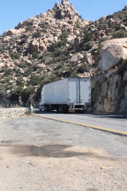 Tecate, Baja California, Meksika - 18 Mart 2025: Tecate 'den Meksiko' ya tehlikeli ve gürültülü otoyol boyunca seyahat edenler, Baja California, Meksika