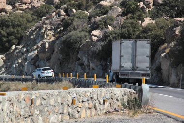 Tecate, Baja California, Meksika - 18 Mart 2025: Tecate 'den Meksiko' ya tehlikeli ve gürültülü otoyol boyunca seyahat edenler, Baja California, Meksika