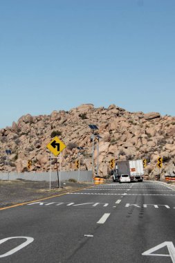Tecate, Baja California, Meksika - 18 Mart 2025: Tecate 'den Meksiko' ya tehlikeli ve gürültülü otoyol boyunca seyahat edenler, Baja California, Meksika