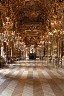 Paris, Fransa - 17 Mart 2015: Napolyon tarafından inşa edilen Palais Garnier, güzel bir opera binası, tarihi Fransız Ulusal Müzik Akademisi ve Paris 'in mimari ikonlarından biri.