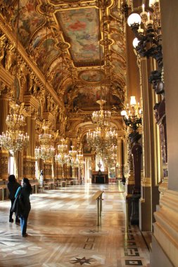 Paris, Fransa - 17 Mart 2015: Napolyon tarafından inşa edilen Palais Garnier, güzel bir opera binası, tarihi Fransız Ulusal Müzik Akademisi ve Paris 'in mimari ikonlarından biri.