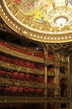 Paris, Fransa - 17 Mart 2015: Napolyon tarafından inşa edilen Palais Garnier, güzel bir opera binası, tarihi Fransız Ulusal Müzik Akademisi ve Paris 'in mimari ikonlarından biri.