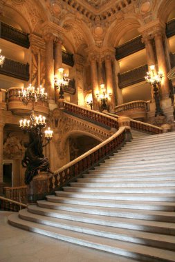 Paris, Fransa - 17 Mart 2015: Napolyon tarafından inşa edilen Palais Garnier, güzel bir opera binası, tarihi Fransız Ulusal Müzik Akademisi ve Paris 'in mimari ikonlarından biri.