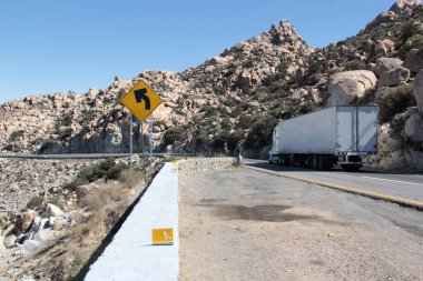 Tecate, Baja California, Meksika - 18 Mart 2025: Tecate 'den Meksiko' ya tehlikeli ve gürültülü otoyol boyunca seyahat edenler, Baja California, Meksika
