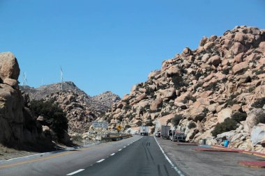 Tecate, Baja California, Meksika - 18 Mart 2025: Tecate 'den Meksiko' ya tehlikeli ve gürültülü otoyol boyunca seyahat edenler, Baja California, Meksika