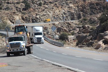 Tecate, Baja California, Meksika - 18 Mart 2025: Tecate 'den Meksiko' ya tehlikeli ve gürültülü otoyol boyunca seyahat edenler, Baja California, Meksika