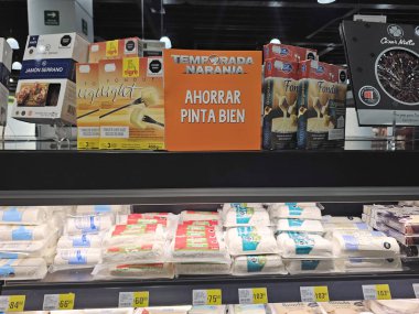 Mexico City, Meksika - 3 Temmuz 2025: The Orange Season 3x2 promosyon ve indirim kampanyası Meksika 'daki La Comer süpermarket zinciri, Comercial Mexicana' nın Julio Regalado kampanyasına benzer