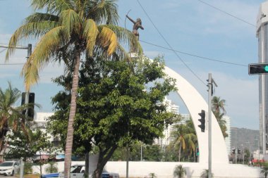 Acapulco, Guerrero, Meksika - 27 Mayıs 2025: Avcı Diana Çeşmesi, resmi olarak Kuzey Yıldızlarının Okçusu, Meksika 'nın başkenti Acapulco' da bulunan devasa bir şehir çeşmesidir.