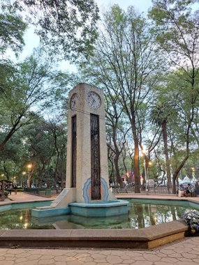 Mexico City, Mexico - 23 Nisan 2023: Park Meksiko, Meksiko 'nun Condesa semtindeki en önemli parktır.