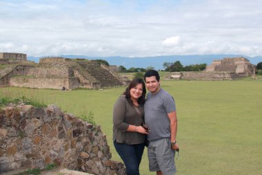 Latin bir çift tatillerini ve yıldönümlerini Meksika 'nın Oaxaca kentindeki Monte Alban arkeoloji sahasında geçiriyor.