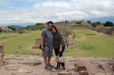 Latin bir çift tatillerini ve yıldönümlerini Meksika 'nın Oaxaca kentindeki Monte Alban arkeoloji sahasında geçiriyor.