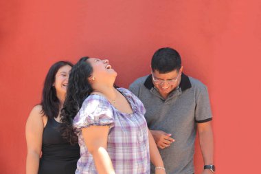 Bir grup genç, esmer Latin arkadaş ve aile birlikte vakit geçiriyorlar, sevgilerini gösteriyorlar ve arkadaşlıklarını kutluyorlar.