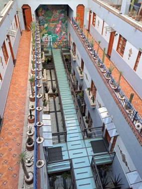 Mexico City, Mexico - 23 Nisan 2023: Hotel Parque Mexico 'nun mavi iç mekanı CDMX' in Condesa mahallesinde bir butik oteldir.