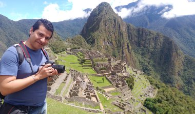 Yetişkin koyu tenli Latin fotoğrafçı Machu Picchu arkeolojik sitesinin fotoğraflarını çekiyor, dünyanın yedi harikasından biri.