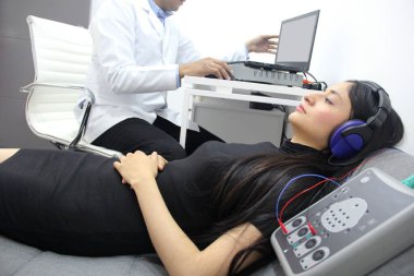 İşitsel Tahrik Potansiyelleri, 20 yaşındaki kadın bir hastanın işitsel sistem fonksiyonlarını değerlendirmek için yapılan bir tanı testi.