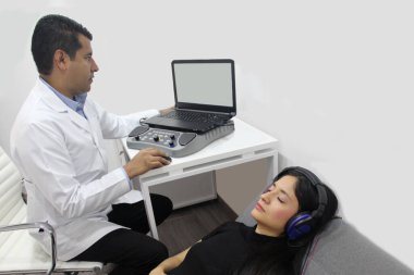 İşitsel Tahrik Potansiyelleri, 20 yaşındaki kadın bir hastanın işitsel sistem fonksiyonlarını değerlendirmek için yapılan bir tanı testi.